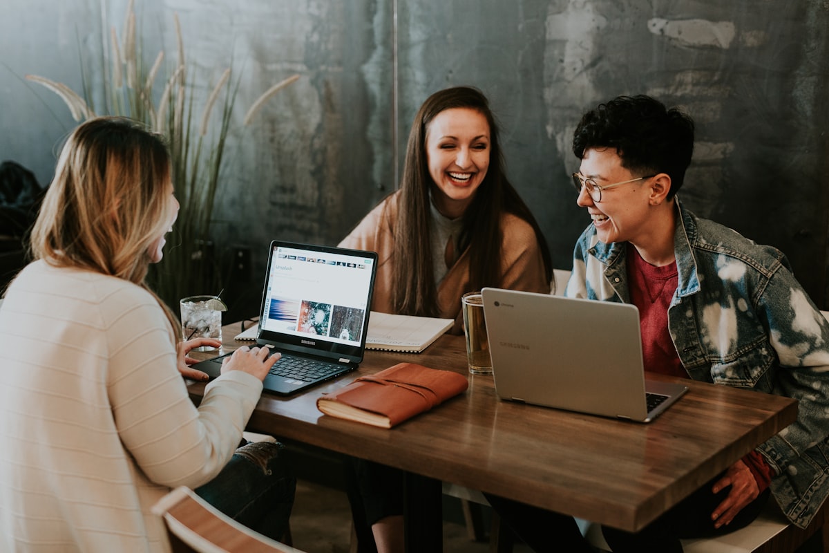 Equipo de trabajo diverso colaborando en una oficina
